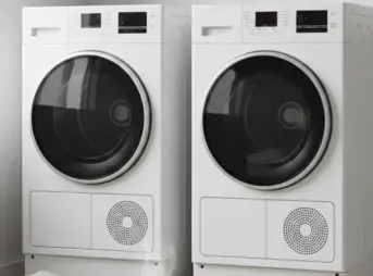 乾太くん5kgモデルと8kgモデルの、都市ガスとプロパンガスでの月額コスト差を示す棒グラフと、並べられた2台の乾燥機の比較。